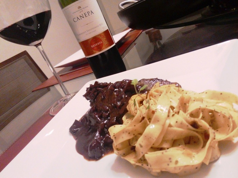 Filet Mignon Ao Molho De Vinho Tinto Com Fettuccine